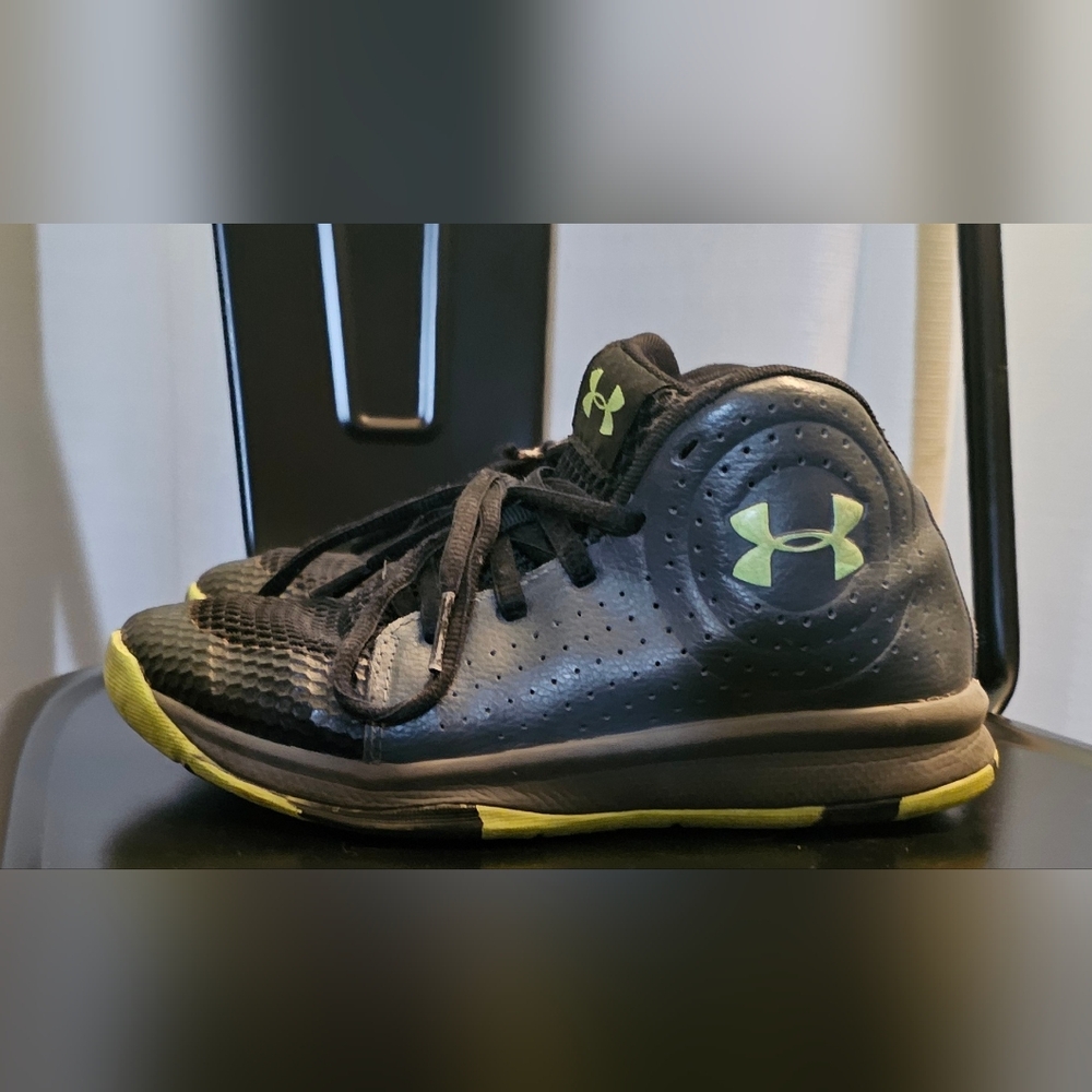 Boys Under Armour shoes size 2